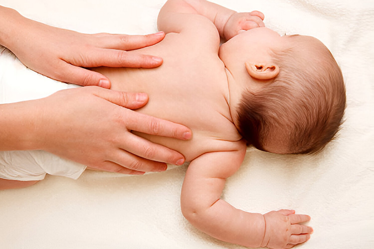 ماساژ کمر و پهلوها برای بهبود هضم